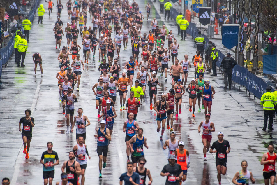 Bei diesjährigem Boston-Marathon war Regenwetter angesagt. Trotzdem gingen 30.000 Menschen an den Start.