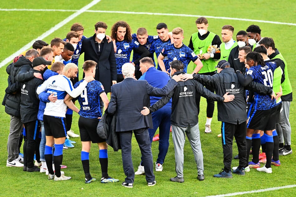 Lobende Worte vom Coach. Nach dem Schlusspfiff versammelt Pal Dardai (M.) seine Mannschaft noch auf dem Feld.