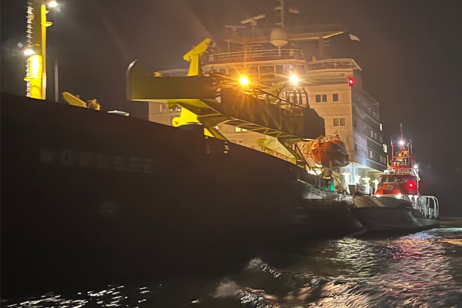 An Bord des Baggerschiffes "Nordsee" war ein Besatzungsmitglied zusammengebrochen. Es musste von den Seenotrettern betreut und abtransportiert werden.