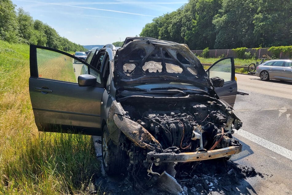 Unfall A4: Feuer auf A4 bei Chemnitz: Mazda in Flammen!