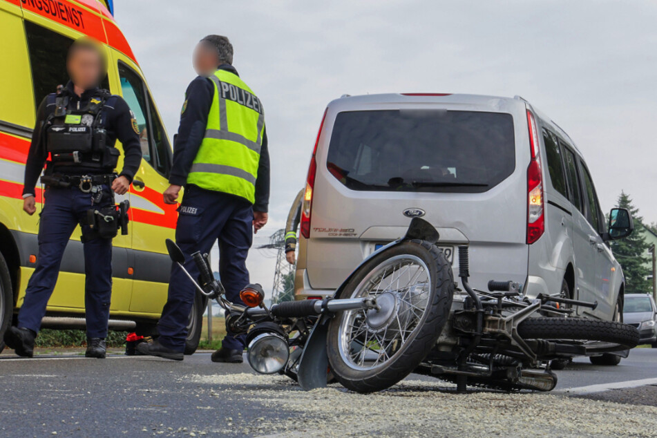 Unfall im Landkreis Zwickau: Moped-Fahrerin kracht gegen Ford