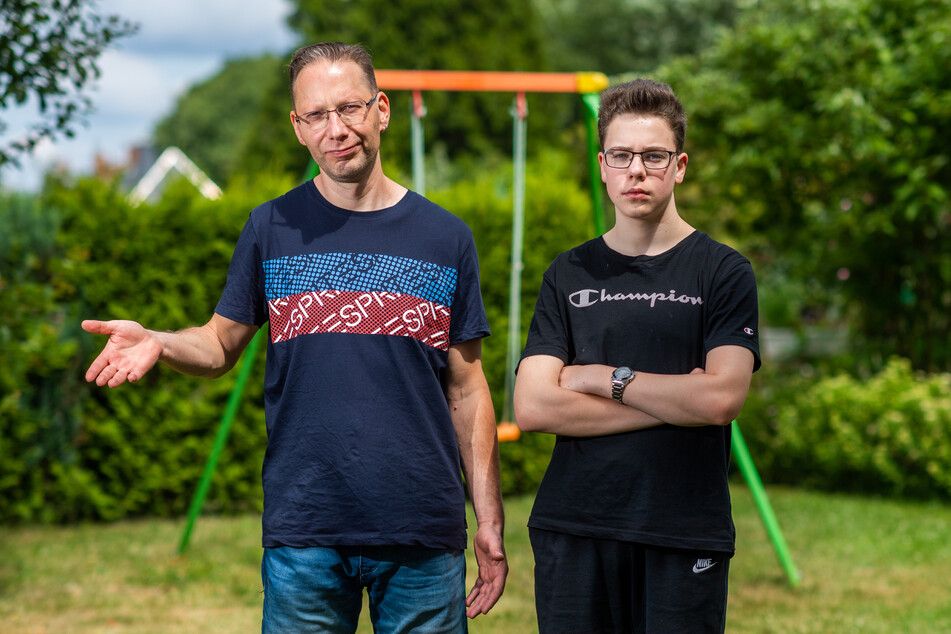 Verärgert über die Jugendweihe-Agentur: Daniel Hirsch (47) und sein Sohn Julien (14) sollen 80 Prozent Stornokosten für eine Kündigung zahlen.