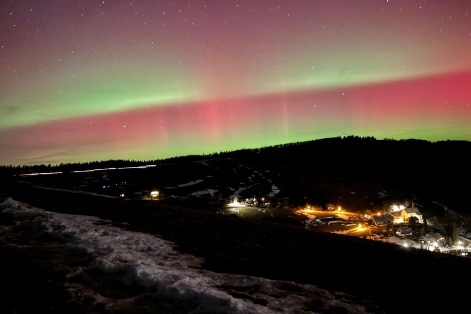 Durch eine stärkere Eruption der Sonne flogen Teilchen von der Sonne in Richtung Erde. Es kam zu einem Himmelsspektakel.