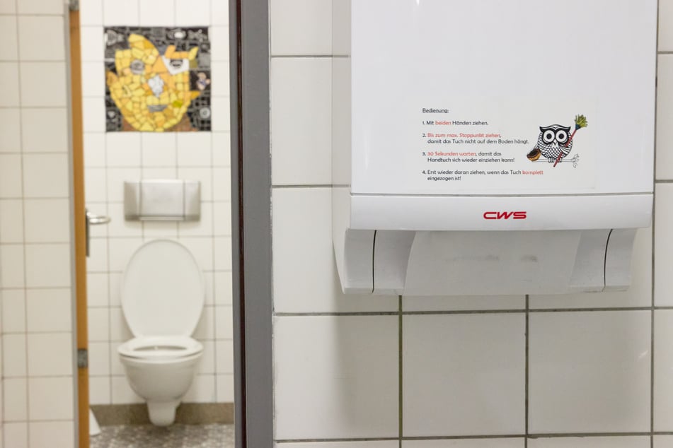 Eine absichtlich verstopfte Toilette hat Räume einer Mittelschule in München unter Wasser gesetzt und einen Schaden in sechsstelliger Höhe verursacht. (Symbolfoto)