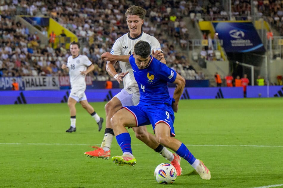 Tim Oermann (22, h.) darf sich ab jetzt in Leverkusen beweisen.