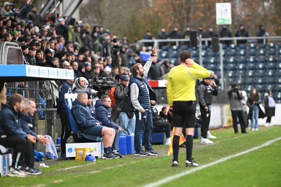 Ronny Ermel (41, dirigierend) musste in Babelsberg gehen. Auf der Bank haben künftig Johannes Lauf (29, mit Brille) und Daniel Frahn (38, mit Mütze) das Kommando.