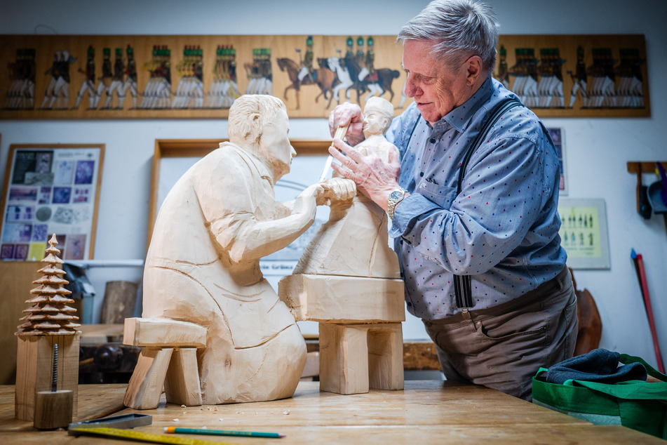 Vereins-Chef Bernd Naumann (82) bei Feinarbeiten an der Figur eines Schnitzers.