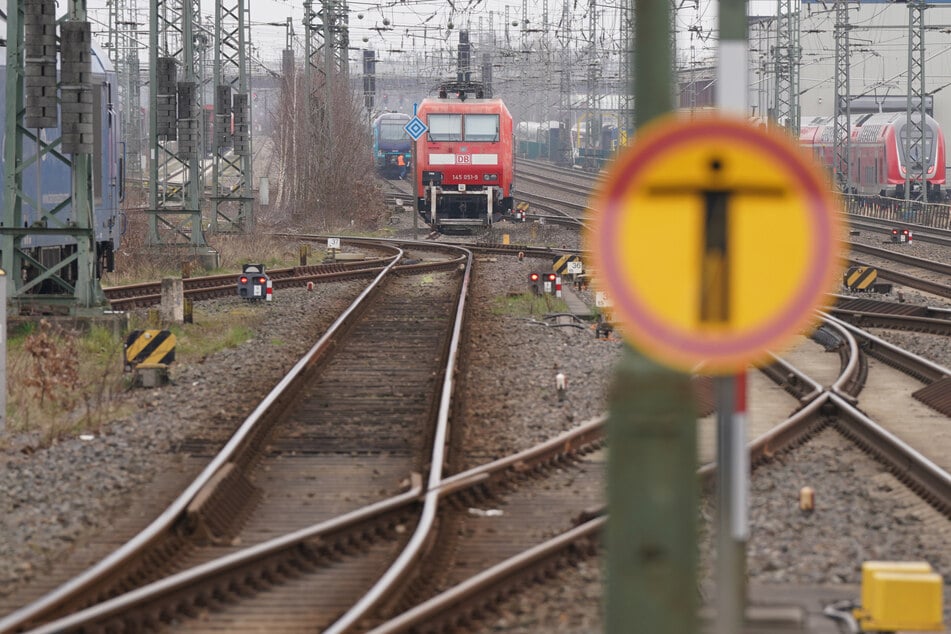 Zwei Frauen wollen Gleise überqueren und zwingen Zug zur Notbremsung