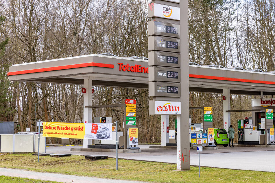 Nach der neuen Vorgabe dürfen die Preise nur noch einmal am Tag, um 12 Uhr, erhöht werden.