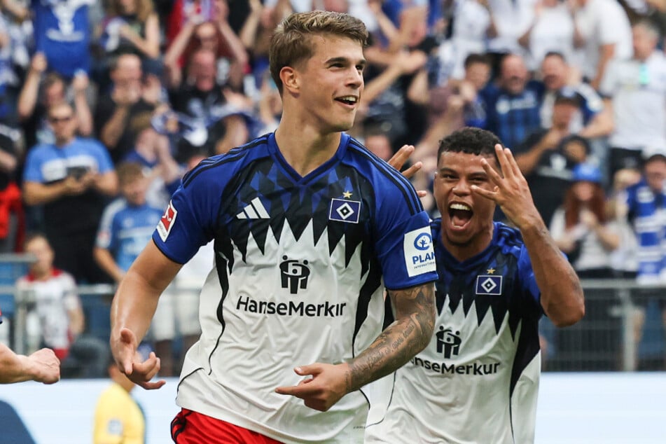 Mit einem Lächeln auf den Lippen feiert HSV-Liebling Luka Vuskovic (l.) den ersten Treffer der Rothosen in dieser Saison.
