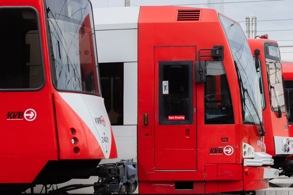 Die Kölner Verkehrs-Betriebe (KVB) warnen Fahrgäste schon jetzt vor möglicherweise längeren Reisezeiten.