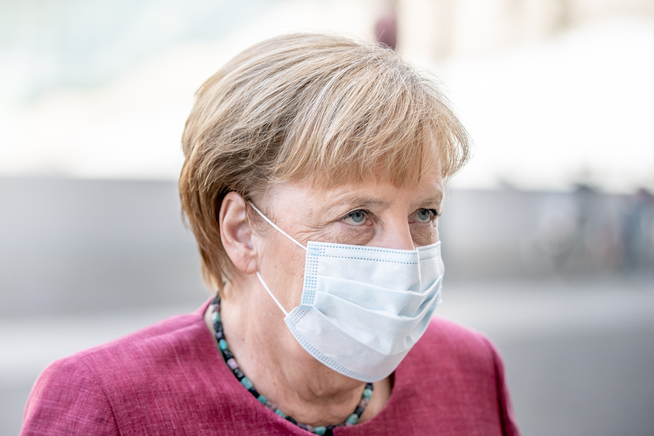 Bundeskanzlerin Angela Merkel (CDU) kommt mit Mund-Nasen-Schutz zur Sitzung der CDU/CSU-Bundestagsfraktion am Bundestag an.