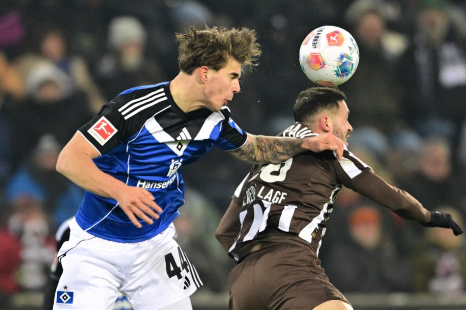 Nach einem Eckball der Gäste kommt Vuskovic (l.) am Fünfmeterraum frei zum Kopfball.