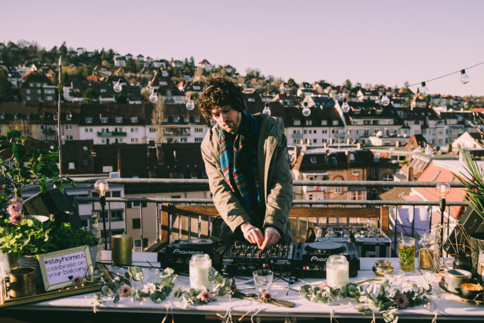 DJ Tim Tenckhof legt auf einer Dachterrasse auf.