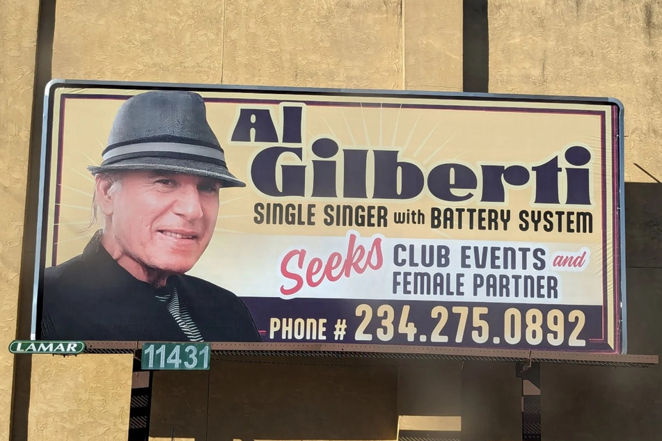 Al Gilberti (70) macht gern auf großen Plakaten für sich Werbung.