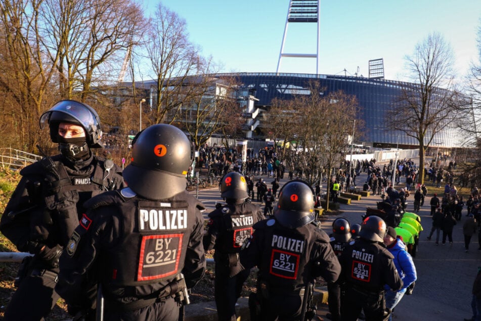 Die Polizei wird das Nordderby zwischen Werder und dem HSV mit etlichen Einsatzkräften begleiten. (Archivfoto)