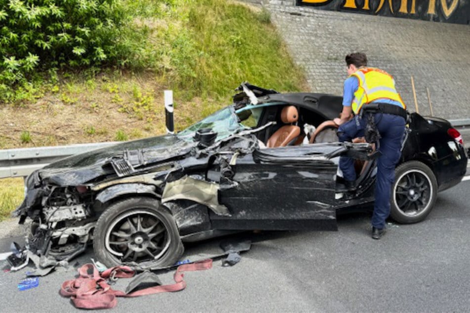 Beim Wechseln der Fahrspur kollidierte der Mercedes-Fahrer (40) mit einem Lastwagen.