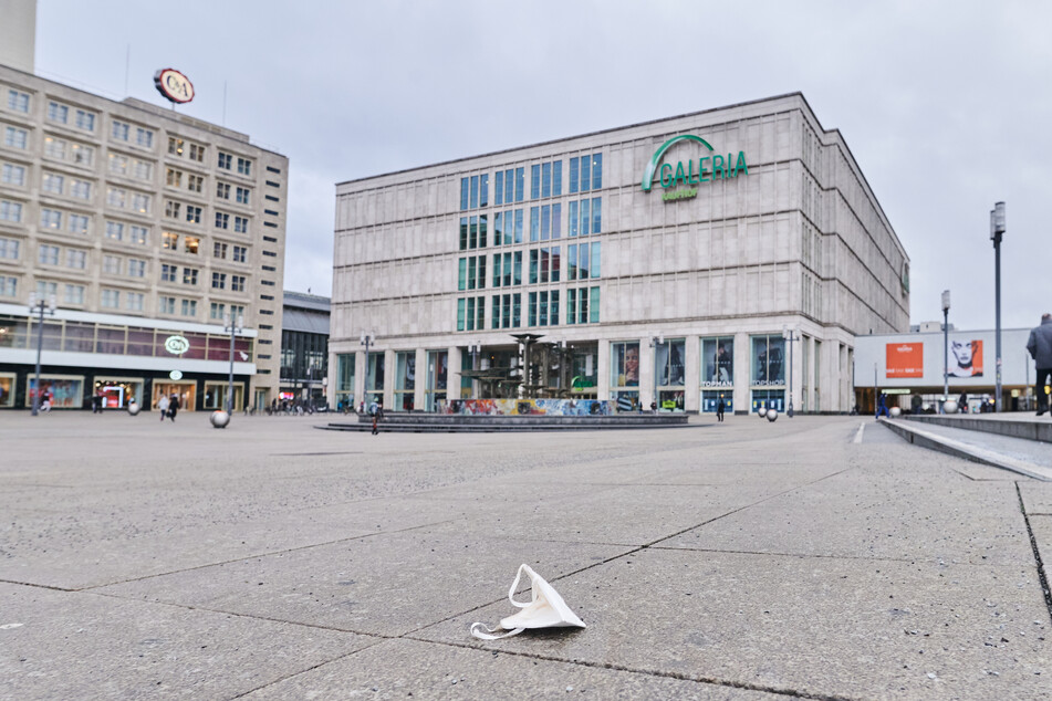 Galeria Kaufhof am menschenleeren Alexanderplatz in Berlin.