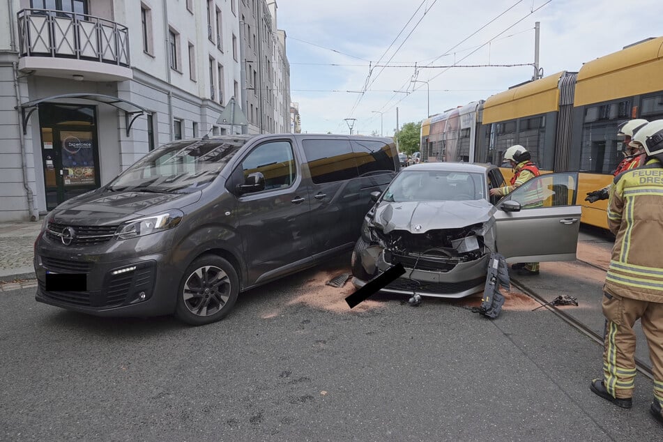 Ein Skoda-Fahrer war zunächst gegen die Tram und anschließend gegen ein anderes Auto geprallt.