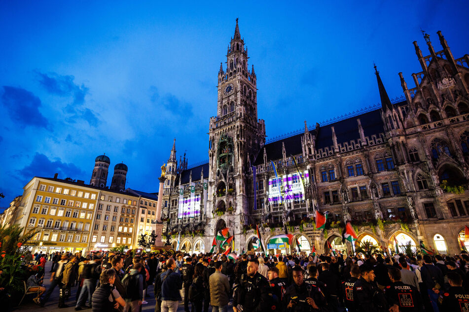 Das Rathaus wurde am Montagabend mit der israelischen Flagge angestrahlt.