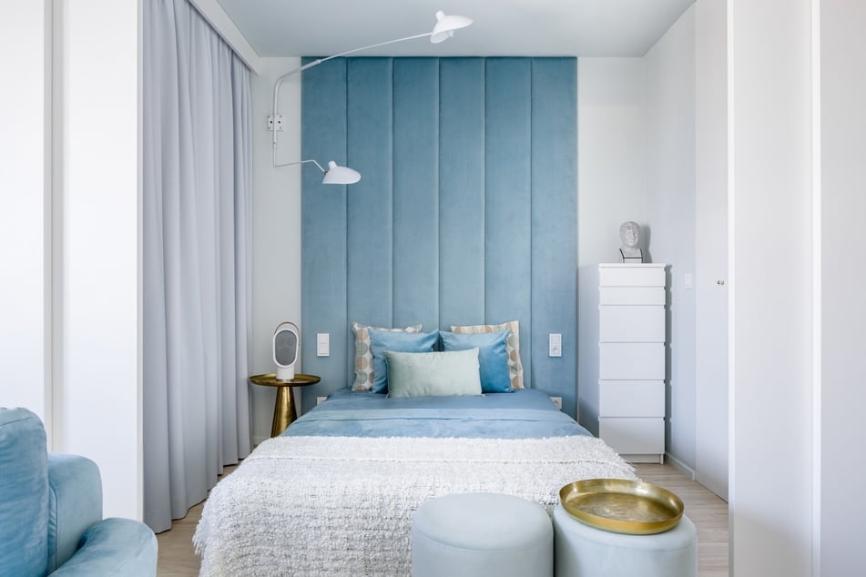 Helle Farben, hohe Vorhänge sowie senkrechte Akzente an der Wand können kleinen Räume heller und größer wirken lassen.