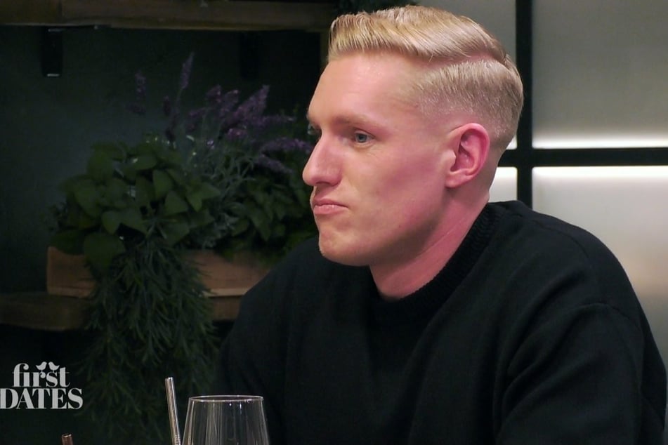 Auf ein Erinnerungsfoto mit Tina (24) hat Chris (26) so gar keinen Bock.