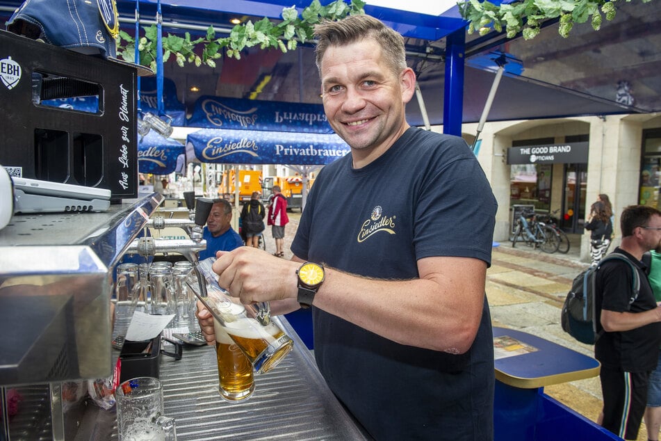 Willy Stößer vom Einsiedler Brauhaus zapfte 17 Uhr das erste Bier.