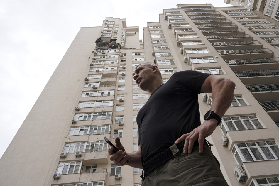 Vitali Klitschko (52), Bürgermeister von Kiew und ehemaliger Boxprofi, vor einem Wohnhaus, das bereits Ende Juni bei einem russischen Angriff beschädigt wurde.