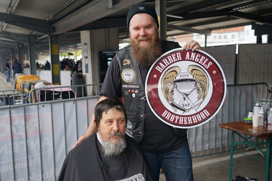 Alexander Müller von den "Barber Angels" (r.) zusammen mit Fritz, der am Sonntag einen kostenlosen neuen Haarschnitt bekam.