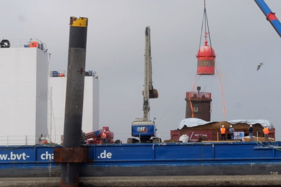 Kuppel des schiefen Moleturms in Bremerhaven erfolgreich abgehoben