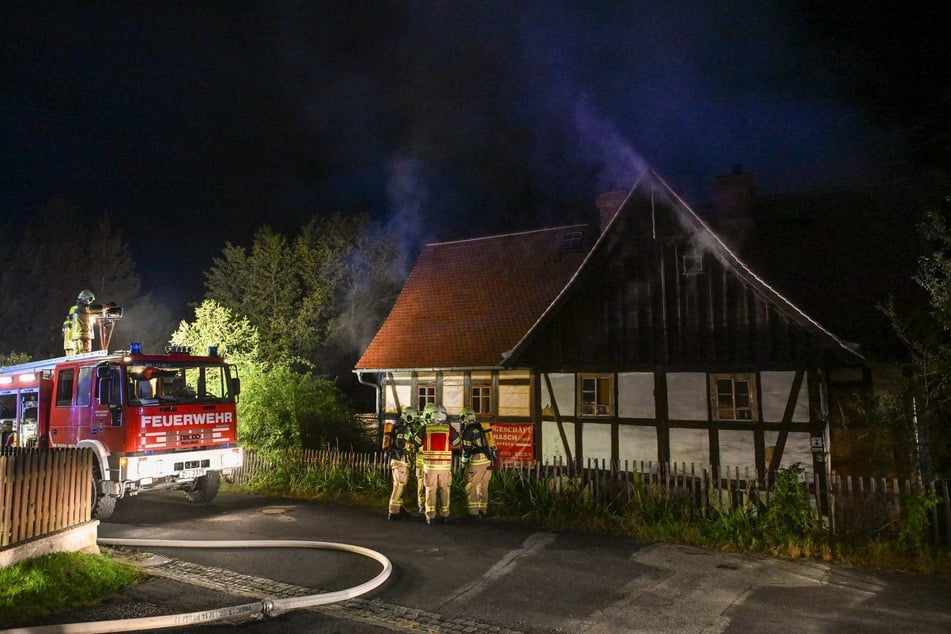 Das Feuer brach in einem Schuppen aus und griff dann auf ein angrenzendes Fachwerkhaus über.