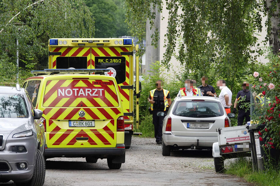 Eine Frau (67) wurde am Montagmittag von bislang Unbekannten ausgeraubt und offenbar brutal zusammengeschlagen.