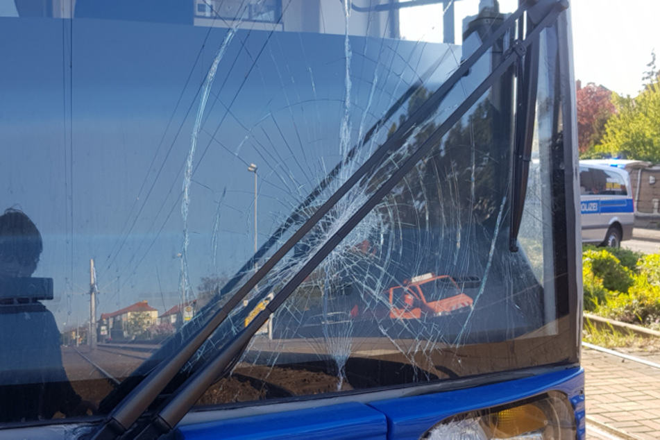 Radfahrer übersieht Straßenbahn und wird erfasst