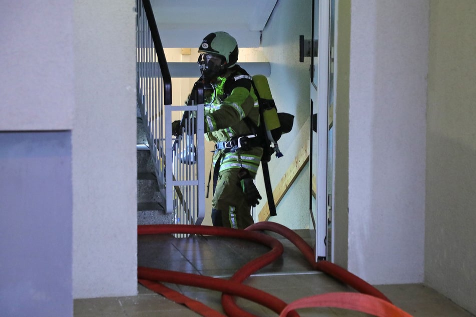 Im Keller eines Mehrfamilienhauses mussten die Kameraden ein Feuer bekämpfen.