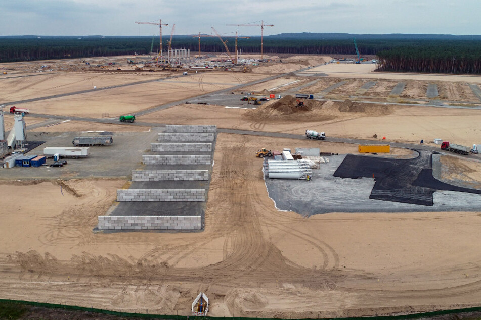 Kräne und erste Pfeiler für die künftigen Tesla Giga-Factory sind auf dem Baugelände zu sehen (Luftaufnahme mit einer Drohne).