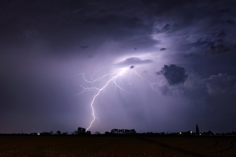Nach den heißen Wochenendtagen werden in Sachsen vereinzelt Gewitter und Unwetter erwartet.