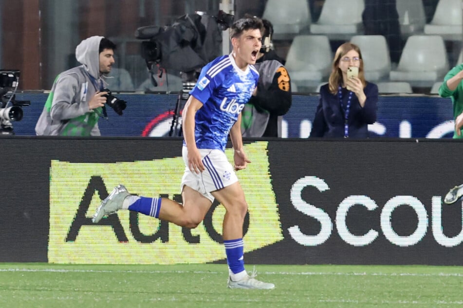 Alex Valle (22) vom Como FC scheint es Bayer 04 in diesem Sommer besonders angetan zu haben. Kommt er als Grimaldo-Nachfolger?