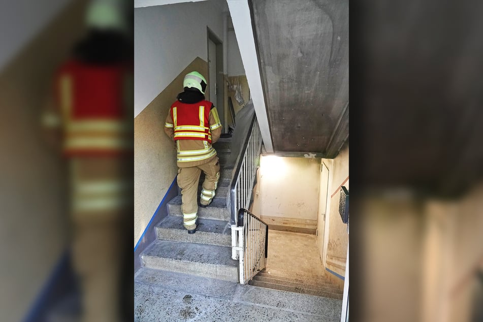 Durch den Brand im Keller war das Treppenhaus verraucht. Es musste durch die Kameraden der Feuerwehr belüftet werden.