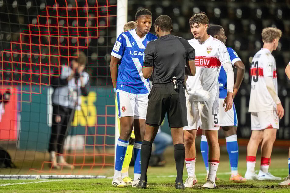 Schiedsrichter Assad Nouhoum musste in der zweiten Hälfte viele knifflige Entscheidungen treffen, bei denen Cottbus auch Glück hatte.