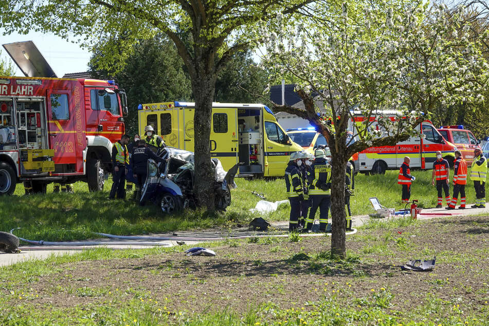 Der Ford Fiesta wickelte sich bei dem Unfall in Kippenheimweiler um den Baum.