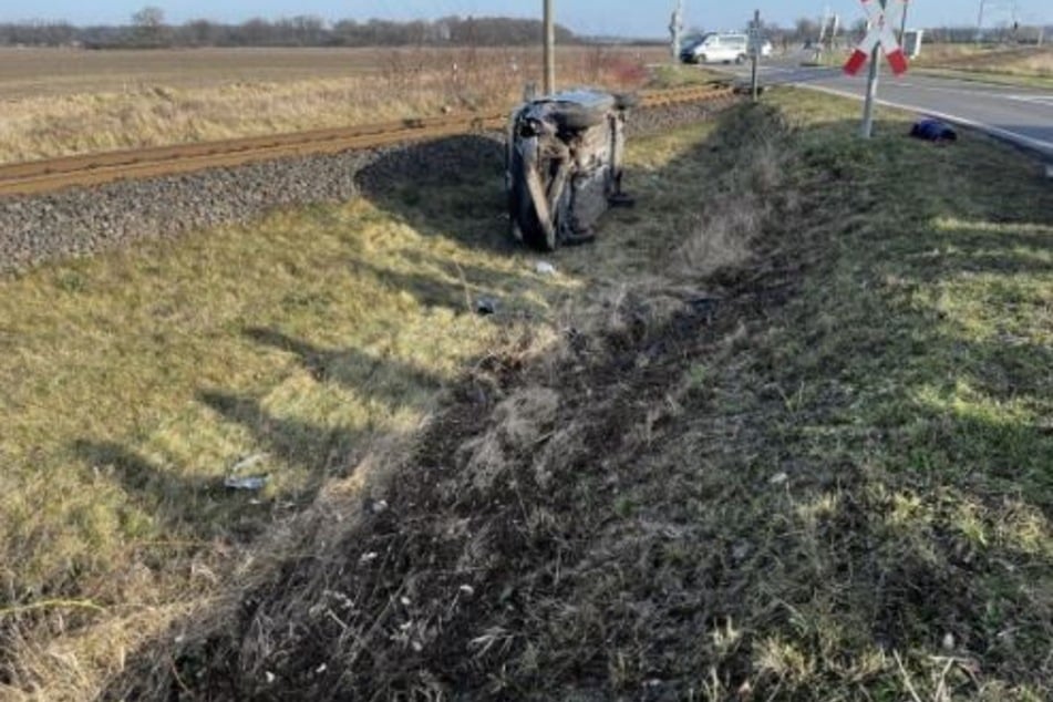 Das Auto überschlug sich und landete im Straßengraben.