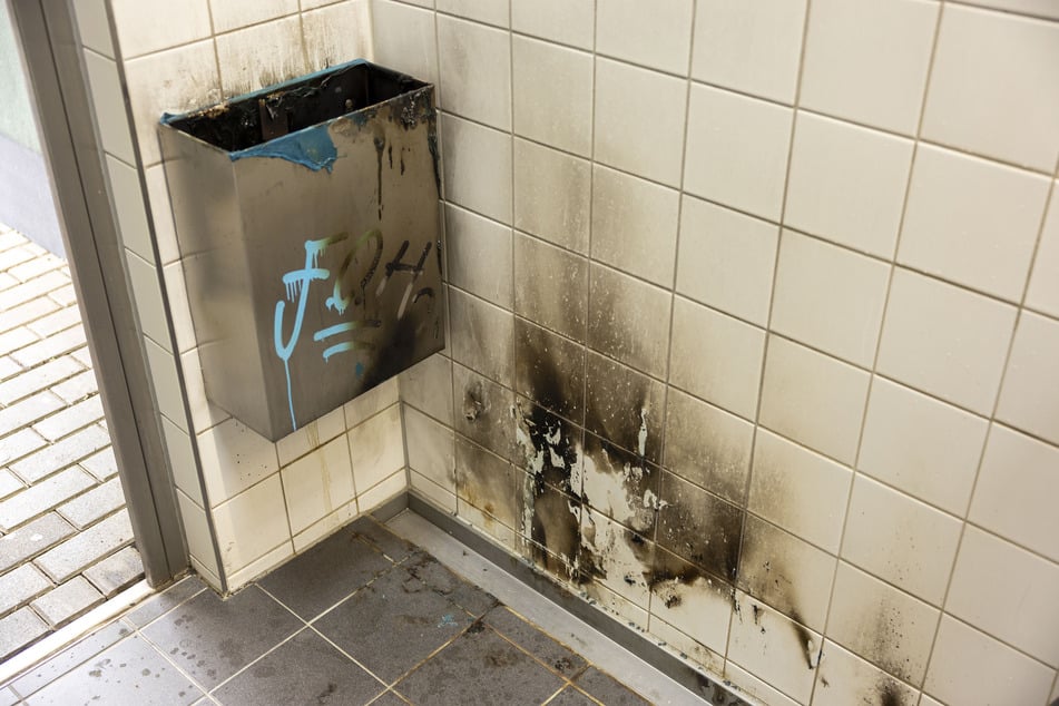 Abfallbehälter, Toilettenpapier und Müll wurden angezündet.