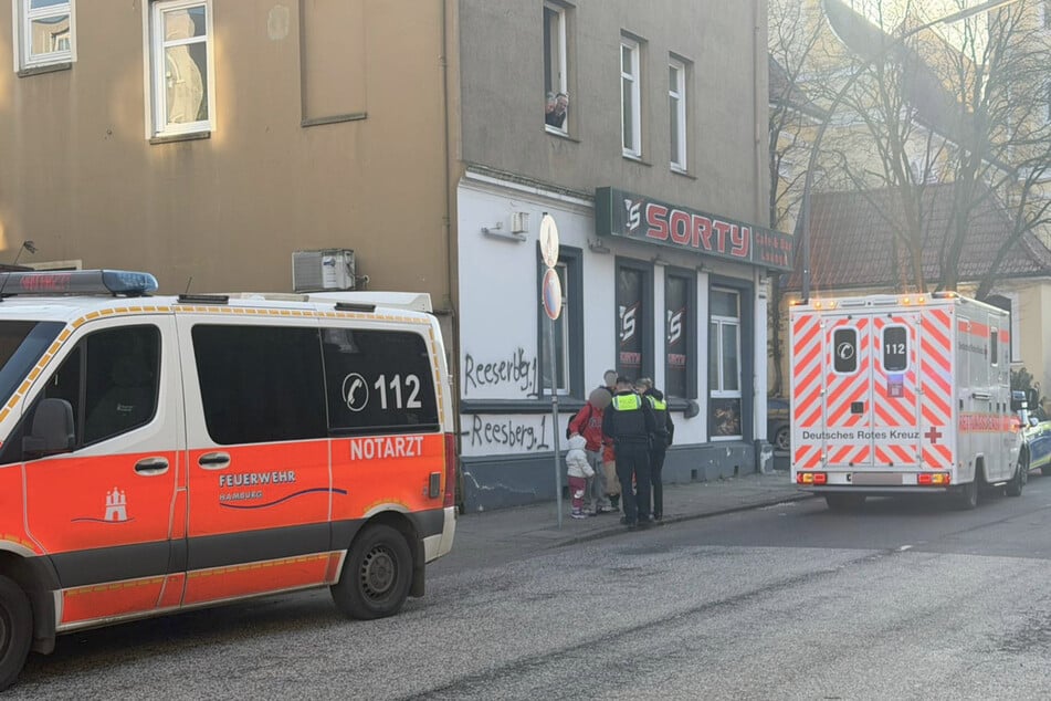 In Hamburg hat ein Auto eine Mutter angefahren, die zu Fuß mit ihrer Tochter unterwegs war.