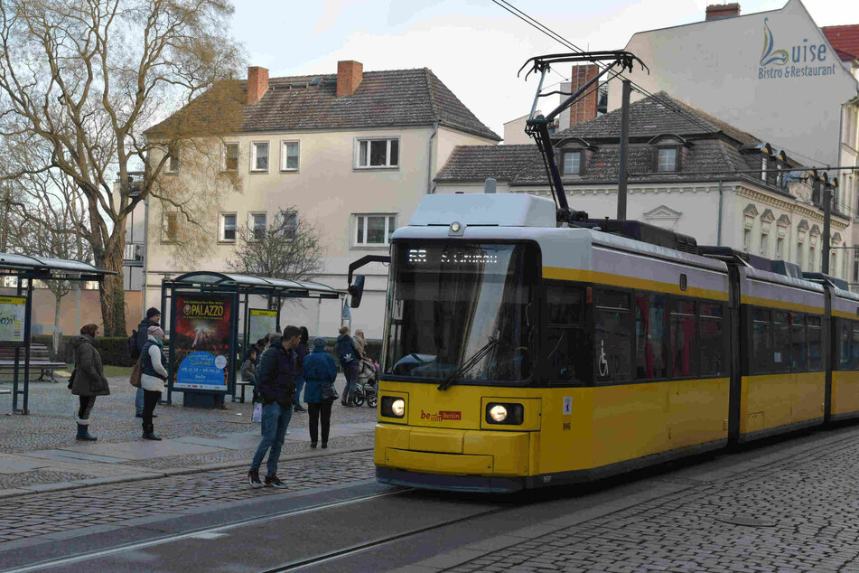 Männer schossen auf fahrende Straßenbahnen. (Symbolbild)