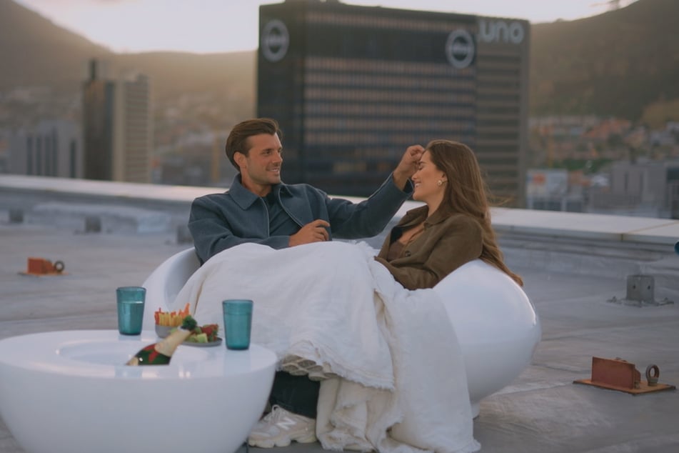 Tim (35) und Vivien (28) führen bei ihrem Date gute Gespräche.