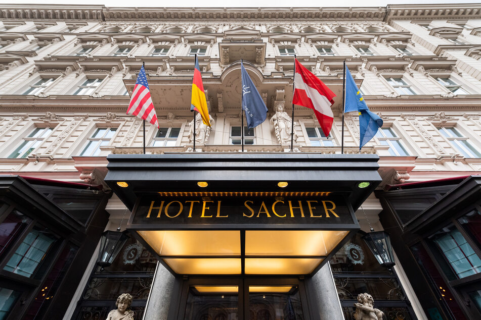 Blick auf den Eingang vom Hotel Sacher in Wien.