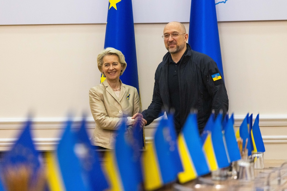 Ursula von der Leyen (65, l), Präsidentin der Europäischen Kommission, schüttelt dem ukrainischen Ministerpräsidenten Denys Schmyhal (48) die Hand.