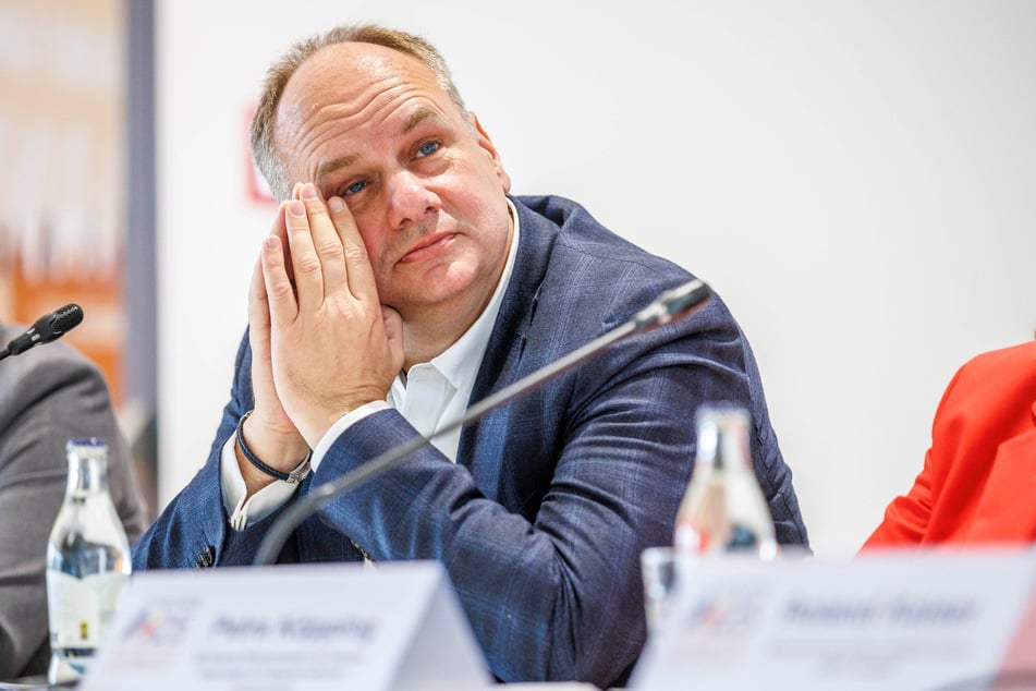 Ihm fällt keine leichte Aufgabe zu: OB Dirk Hilbert (53, FDP) muss mit seinen Beigeordneten nun Stelleneinsparungen verhandeln.