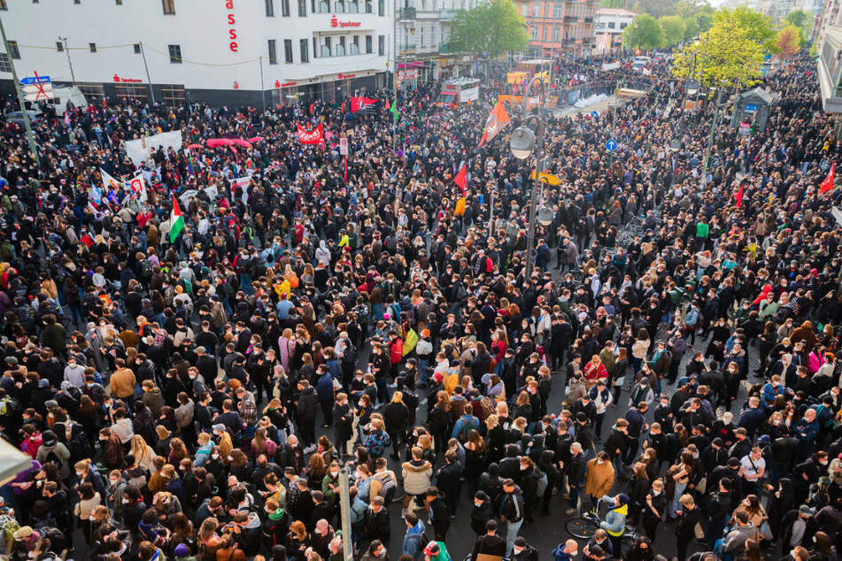 Bei der sogenannten revolutionären 1. Mai-Demonstration in Berlin-Neukölln gingen nach Angaben der Polizei vom Samstag 8000 bis 10.000 Menschen auf die Straße.