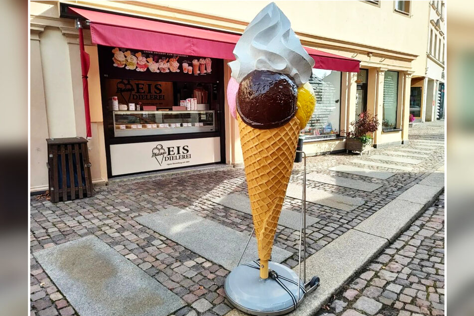 Unbekannte Diebe klauten die 60 Kilo schwere Eistüte samt Betonsockel.